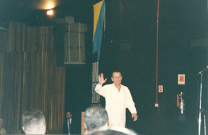Leonard Nimoy entrando en el escenario en  2003.  Foto:: Miguel Nascimento